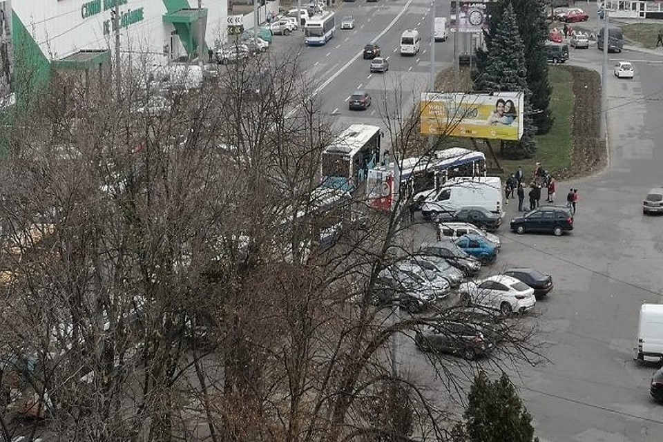 Десятки пассажиров сегодня застряли в троллейбусах. Фото: publika.md