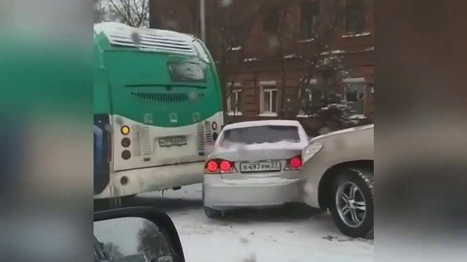 В ДТП на улице Калинина собрались семь автомобилей. Фото: соцсети
