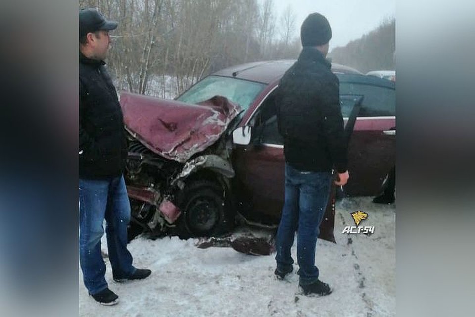 По предварительной информации водитель легкового автомобиля пострадал. Фото: Новосибирская служба эвакуации «АСТ-54»