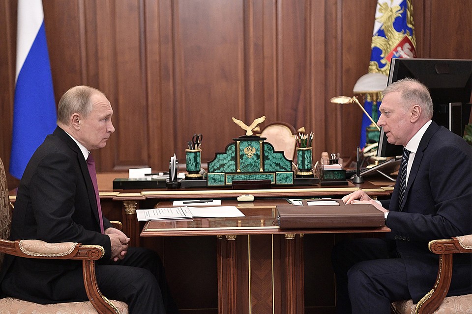 Президент РФ Владимир Путин и президент АО "Группа Альянс", президент ООО "Русская платина" Муса Бажаев во время встречи в Кремле. Фото: Алексей Никольский/ТАСС
