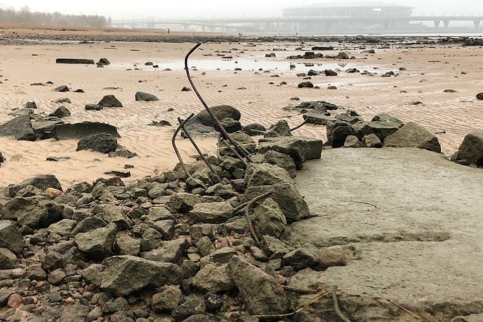 Ушедшая вода показала страшное дно залива у парка 300-летия. Фото: vk.com/sosedi_kvartala
