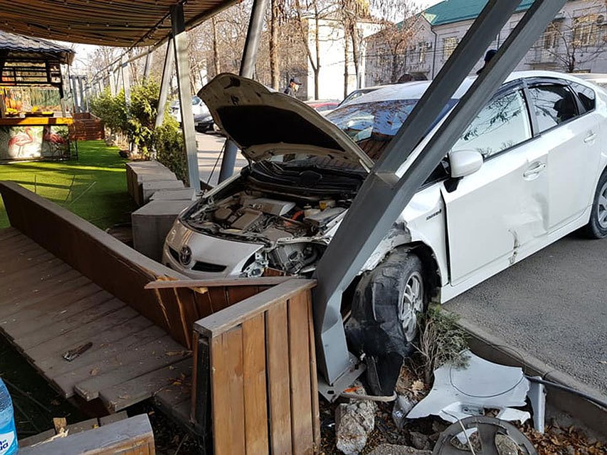 После столкновения Toyota Prius врезалась в кафе.
