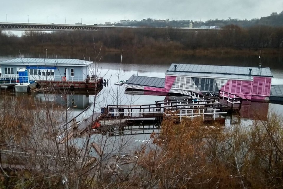 Дебаркадер частично затонул в Нижнем Новгороде
