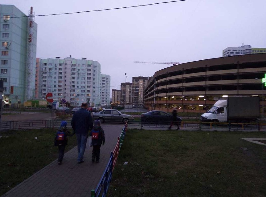 Рядом со стройкой жителям микрорайона на улице Шишкова лучше не ходить. Мало ли что...