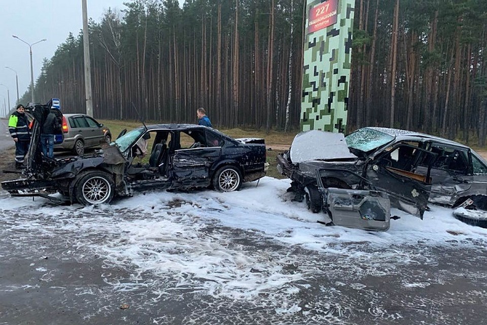 БМВ съехала с трассы и врезалась в авто на второстепенной дороге. Фото: УВД Миноблисполкома.
