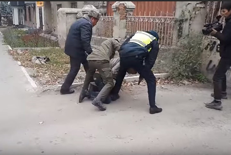 Милиционерам со второй попытки удалось скрутить ему руки.