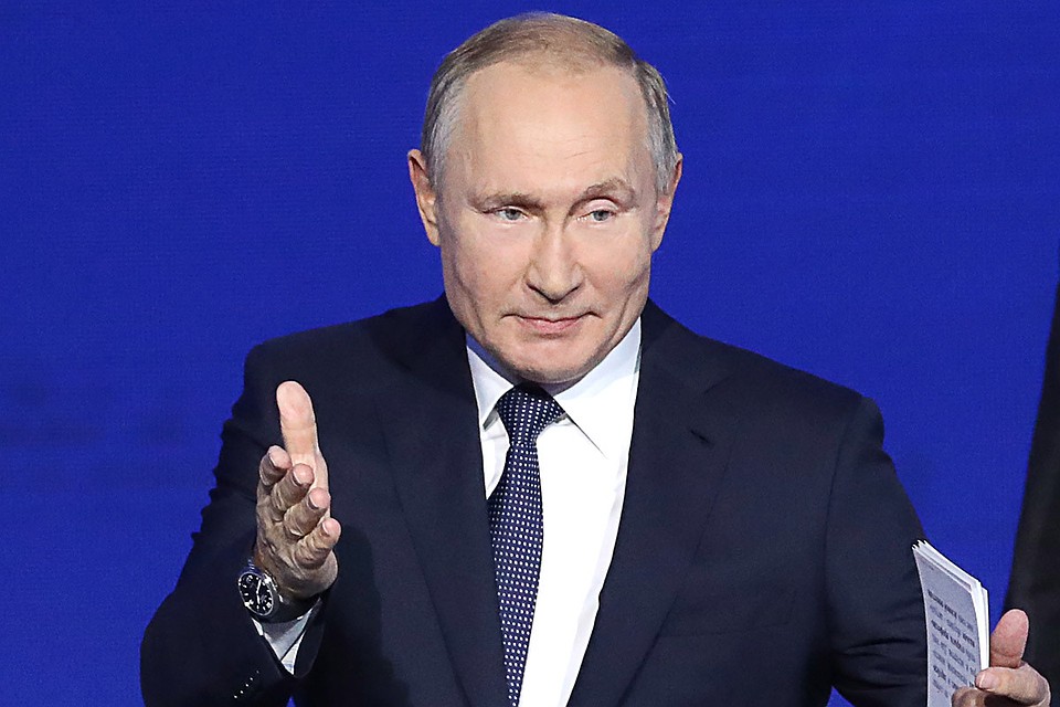 Президент России Владимир Путин на пленарном заседании "Мосты над волнами деглобализации" в рамках XI инвестиционного форума ВТБ Капитал "Россия зовет!" в Центре международной торговли. Фото Сергей Карпухин/ТАСС