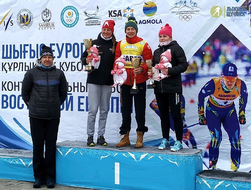 Дарья Рогозина (крайняя слева) на пьедестале почета.