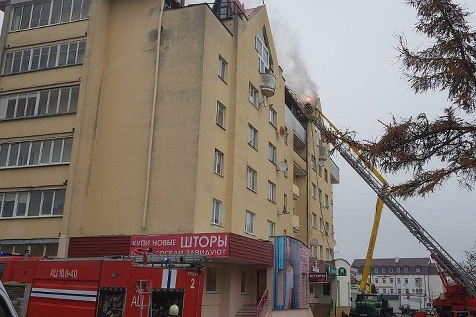 Пожар мог начаться из-за нарушений во время кровельных работ. Фото: МЧС, 112.by.