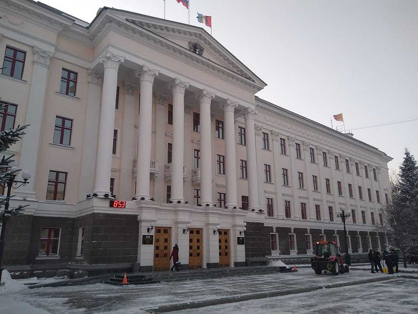Работа коммунальных служб возле городской мэрии