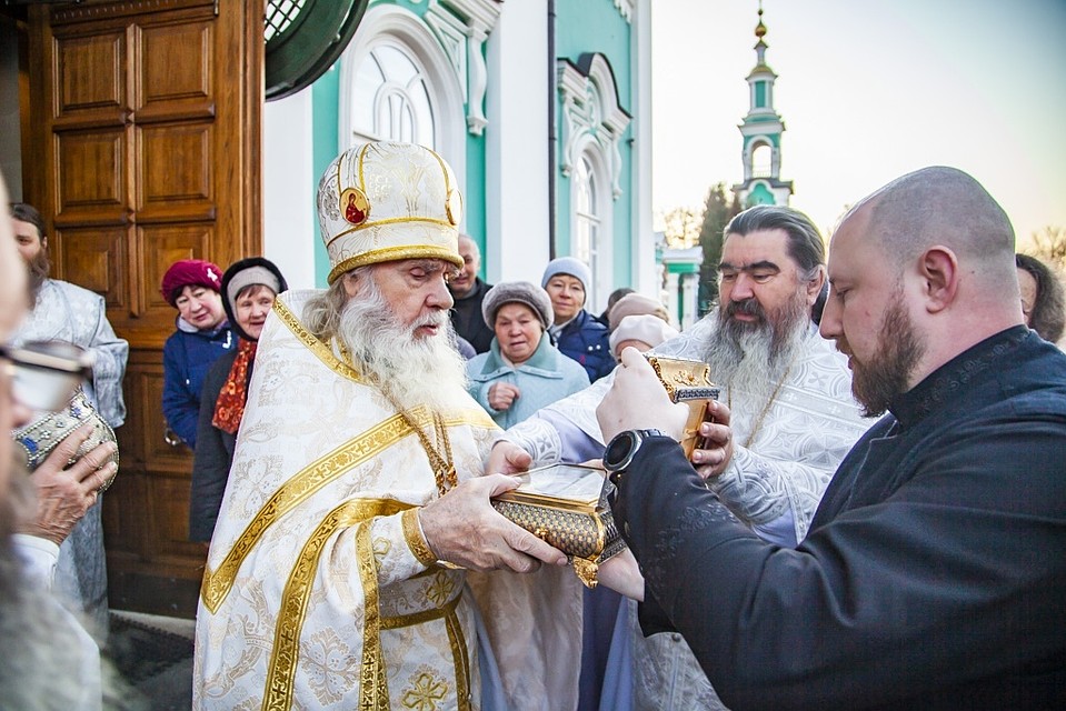 Святыню встретили на Соборной площади у Спасо-Преображенского кафедрального собора города, где она будет находиться до 27 ноября