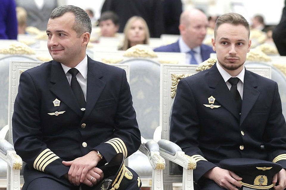 Командир воздушного судна «Уральских авиалиний» Дамир Юсупов и второй пилот Георгий Мурзин перед началом церемонии вручения государственных наград Фото: kremlin.ru