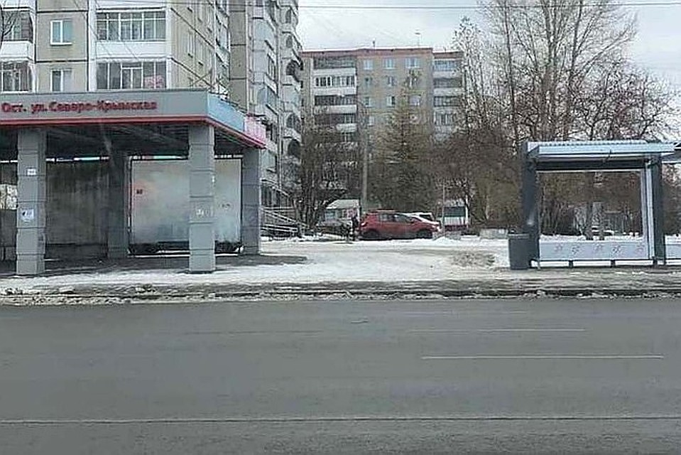 Кое-где умудрились поставить по две остановки, а где-то нет ни одной. Фото: Павел Кочнев.