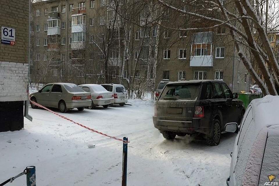 Водитель дорогой иномарки утверждает, что его машину покалечил снег, скинутый с крыши. Фото: «АСТ-54»