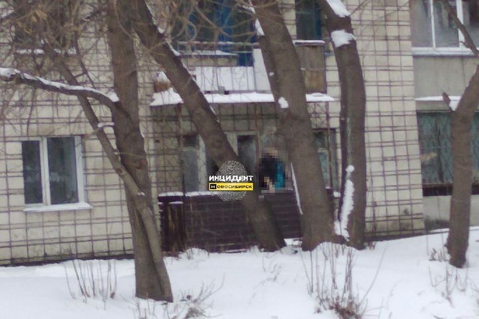 В Пашино нашли мертвое тело мужчины на балконе пятиэтажки. Фото: «Инцидент Новосибирск»