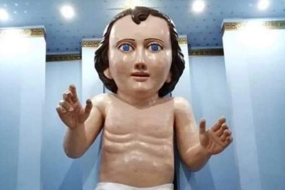 Статуя, изображающая младенца Христа