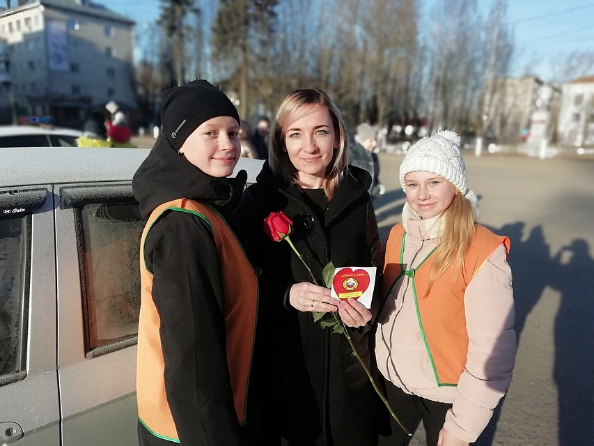 В преддверии Дня матери женщинам-водителям дарили открытки и цветы Фото: УГИБДД России по Тверской области