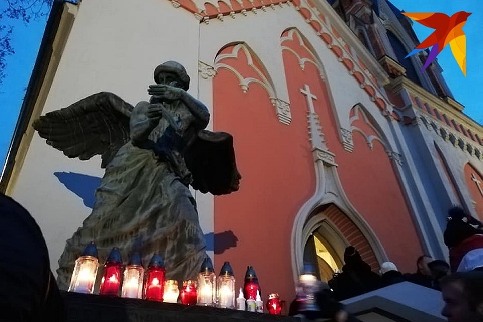 Огромная толпа собралась у ворот часовни.