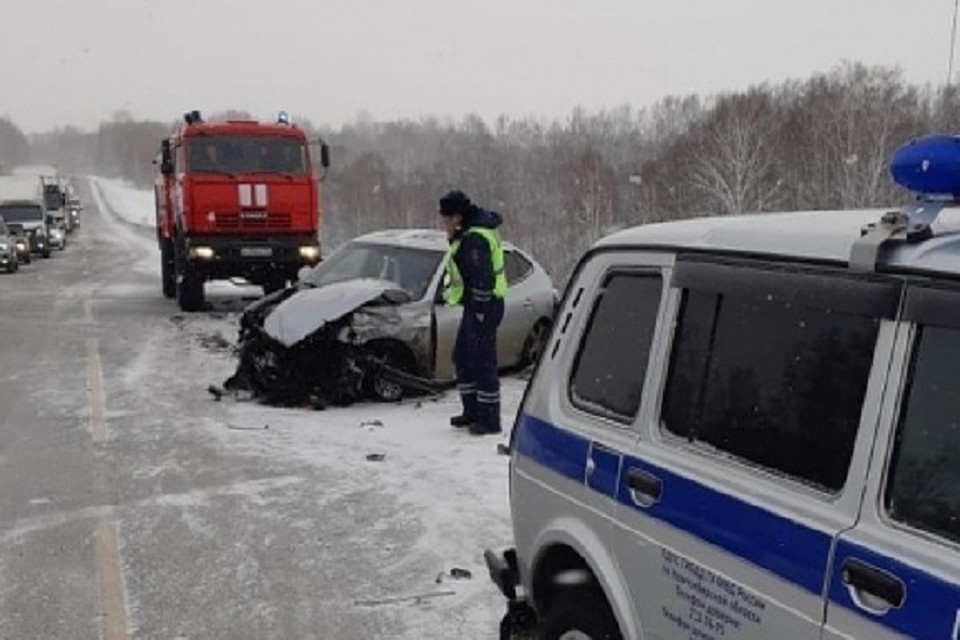 На трассе в ДТП погиб один человек. Фото: ГУ МЧС по НСО