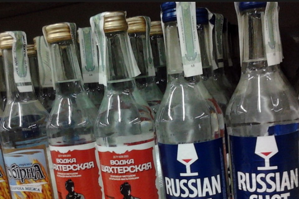 Для граждан алкоголиков-тунеядцев в Республике на каждом шагу легально продают дешевое спиртное. Фото: @novorossianews
