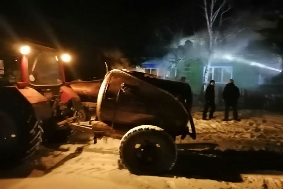 Добровольцы своими силами спасли здание администрации от пожара.