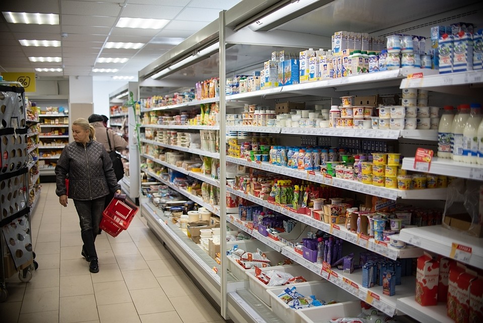 Жилых домов на участке нет, но достаточно различных магазинов, ресторанов и супермаркетов