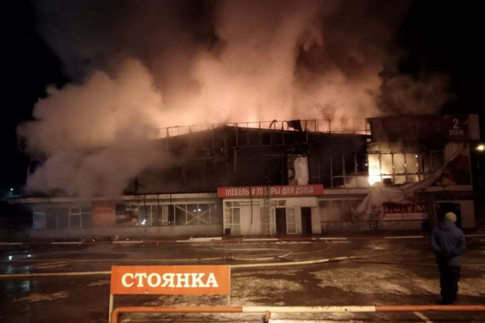 МЧС назвали предварительную причину пожара в "Мебель град" в Иркутске.