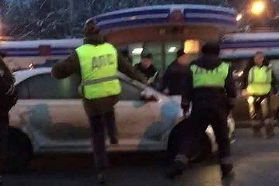 Автоинспекторы тщетно пытались открыть дверь машины