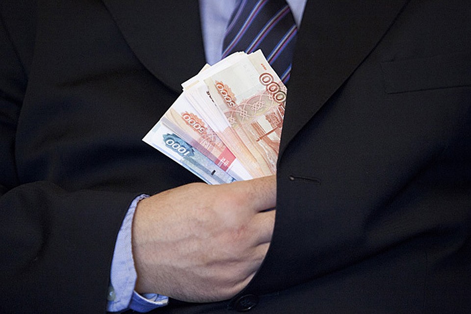 Зарплаты вырастут у 406 муниципальных служащих.
