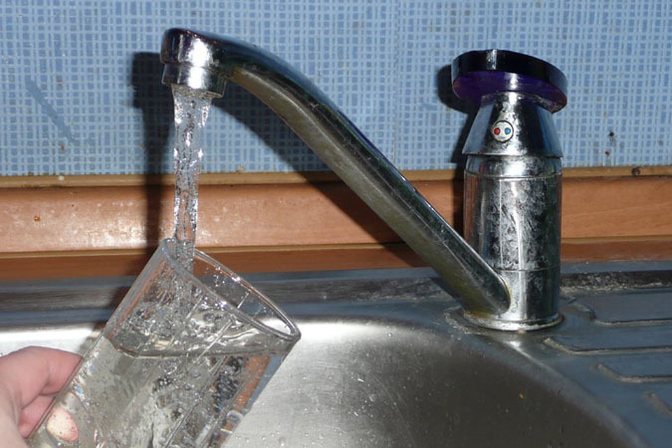 Из кранов жителей Урая льется черная вода с песком
