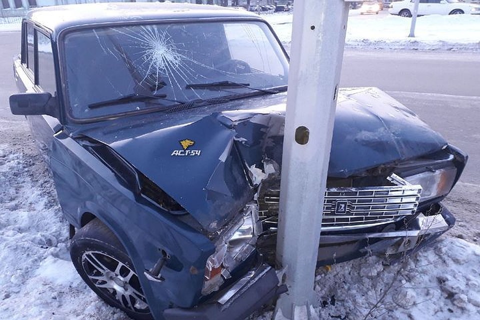 В Ленинском районе автомобиль въехал в фонарный столб. Фото: "АСТ-54"