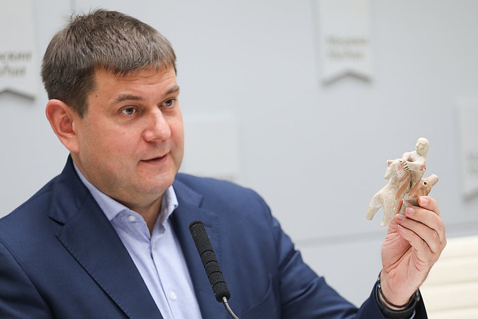 На Восточной улице археологи нашли фрагмент игрушечной лошадки. Сделали ее в Англии в начале 20 века и привезли в Россию. Игрушка стоит дорого