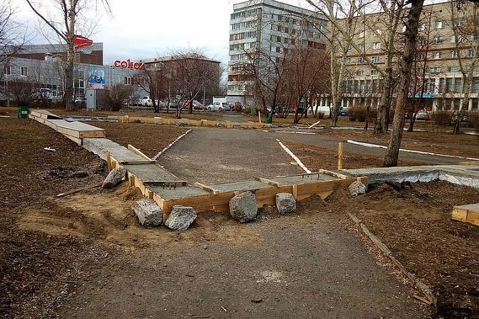 Посреди дорожек проложили опалубку с бетоном. Фото: Александр ГЛИСКОВ, фейсбук