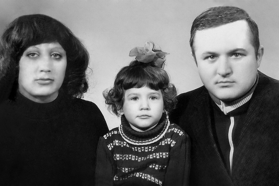 Марина Гигаури (в центре) с родителями (Фото: из личного архива героя публикации).