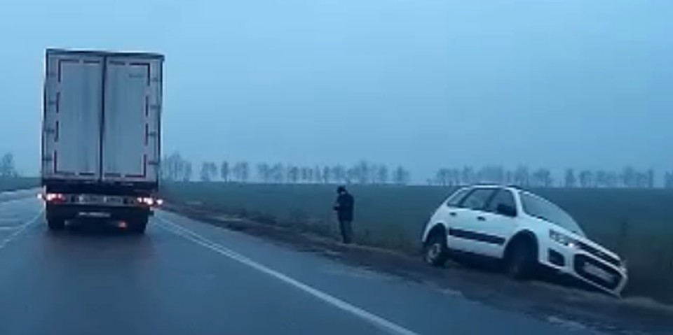 Машина осталась стоять возле обочины, а ее хозяйку увезли в больницу.