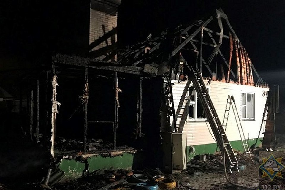 От сгоревшего дома остался один остов. Фото: УМЧС по Витебской области.