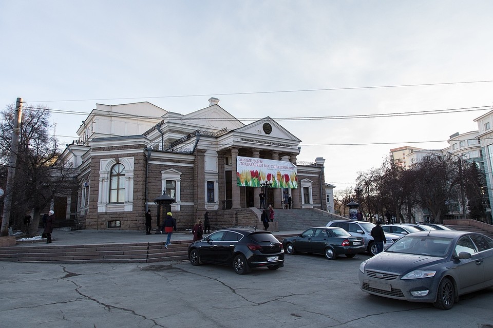 На пяточке у театра всегда много машин. Фото: "Гражданский патруль".
