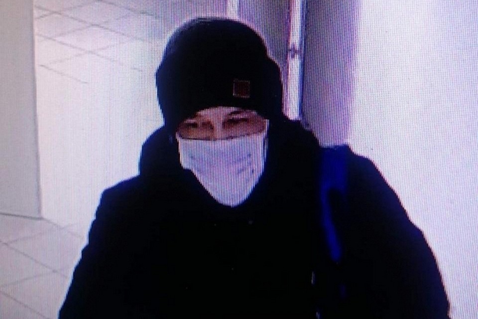 Появилось видео с предполагаемым похитителем 6 килограммов золота из красноярского офиса. Стоп-кадр видео