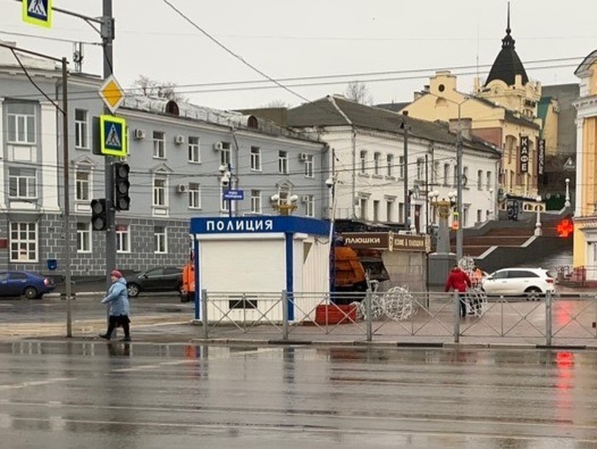 Шары монтировали днем 29 ноября. Фото: "Типичный Брянск"