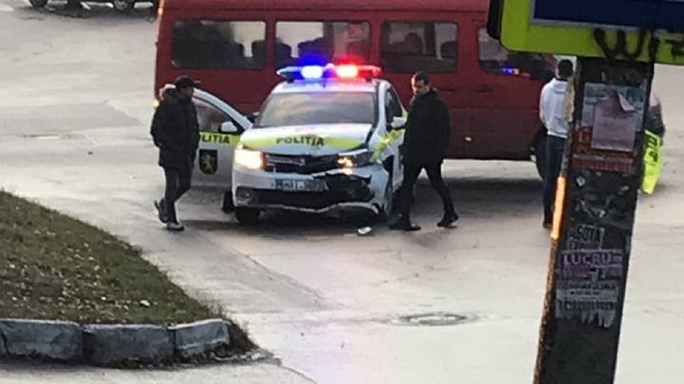 Полицейские тоже плачут: в Молдове полицейскую машину раскорежила маршрутка