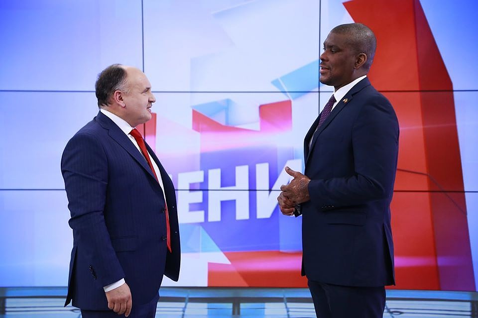 Анатолий Голя (слева) и посол США Дерек Хоган.