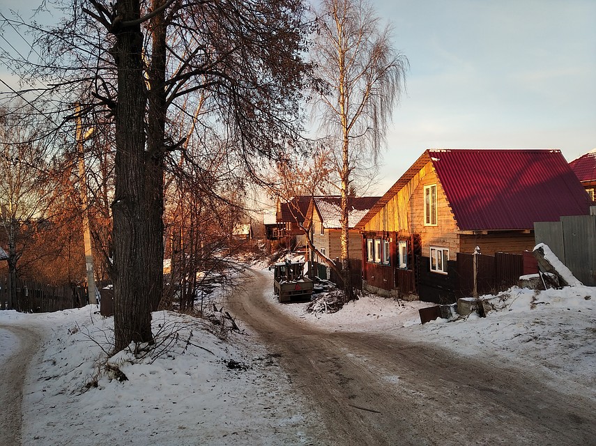 По этой дороге местные жители ходят в сторону лога.