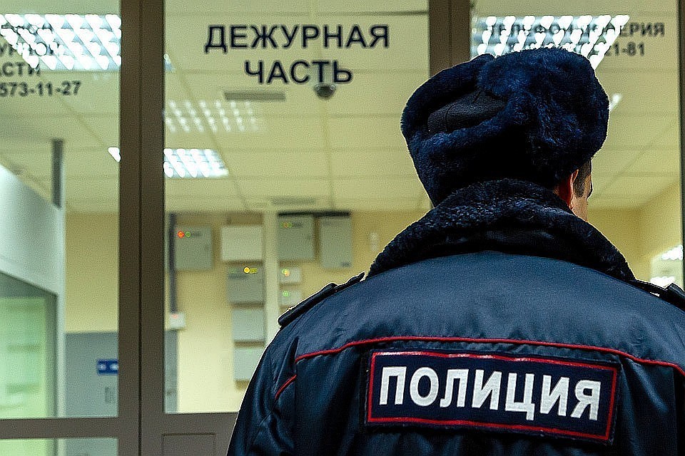 Отец позвонил в дежурную часть, а потом поехал домой