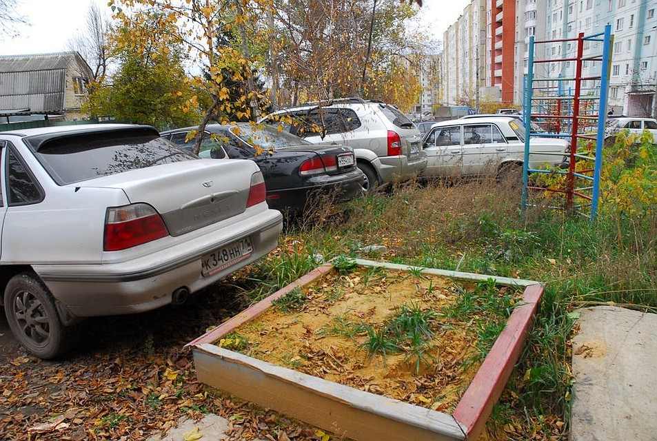 Стихийная парковка на Городском переулке в Туле