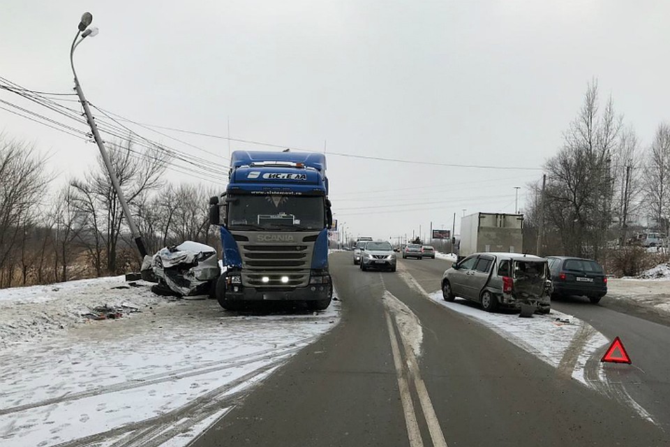 Грузовик с прицепом и две иномарки попали в аварию в Хабаровске