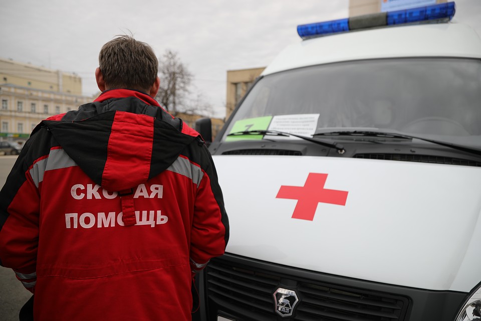 На помощь девочке пришли медики скорой помощи.