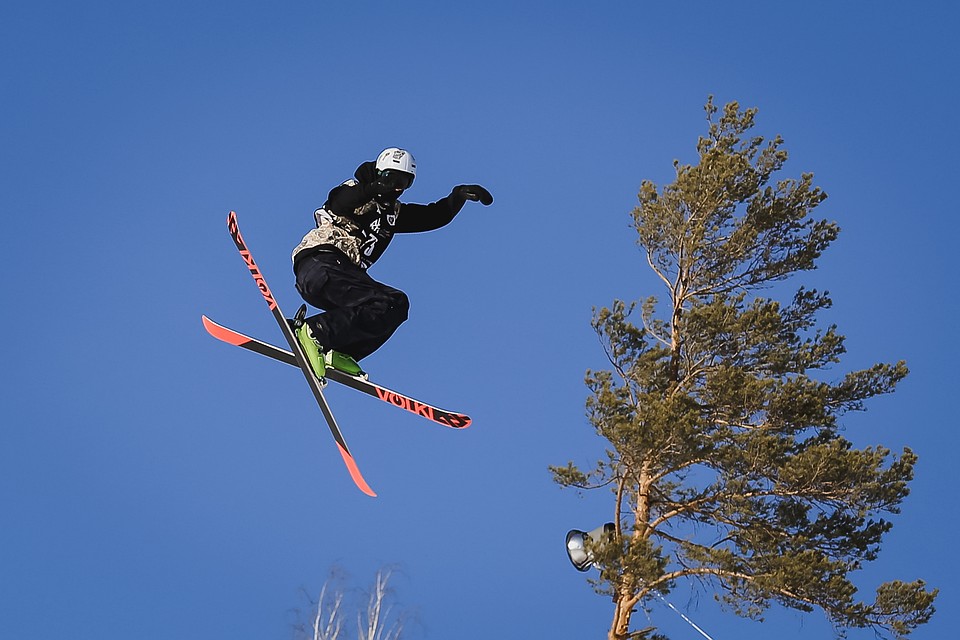 Участник международного турнира по лыжному фристайлу Russian Freestyle Games 2015 во время соревнований на горнолыжном курорте Солнечная долина.