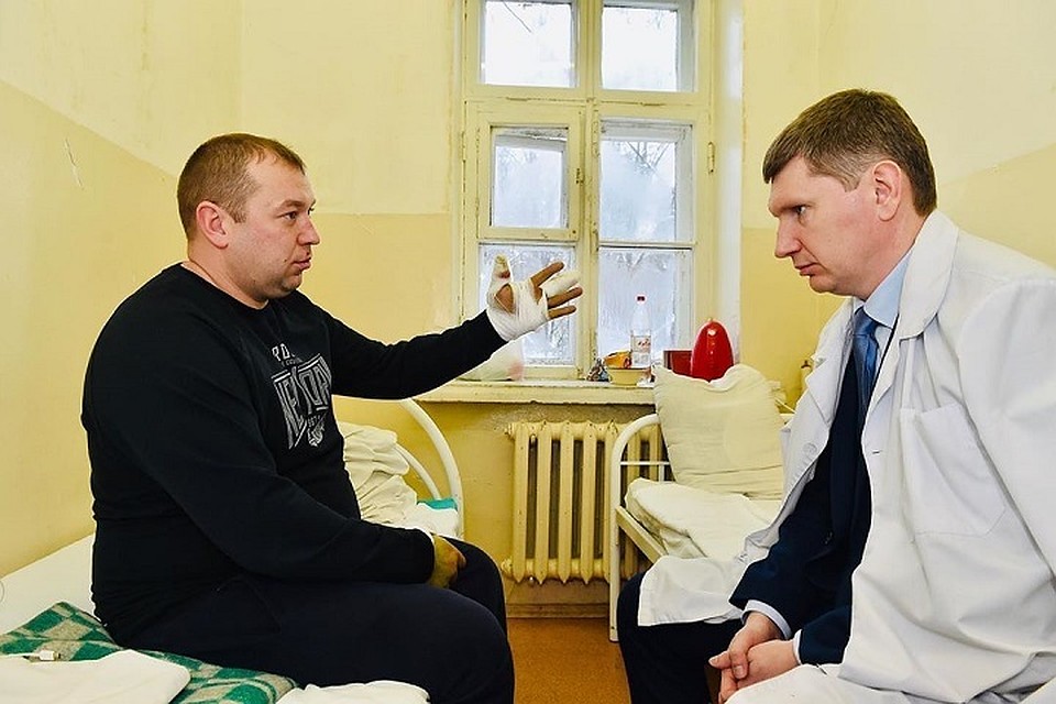 Губернатор поблагодарил Михаила Немтинова за службу . Фото: Instagram Максима Решетникова