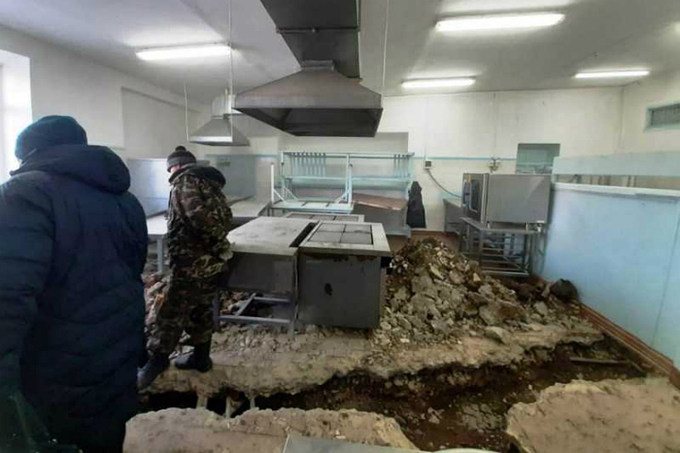 В столовой биробиджанской школы начали вскрывать полы