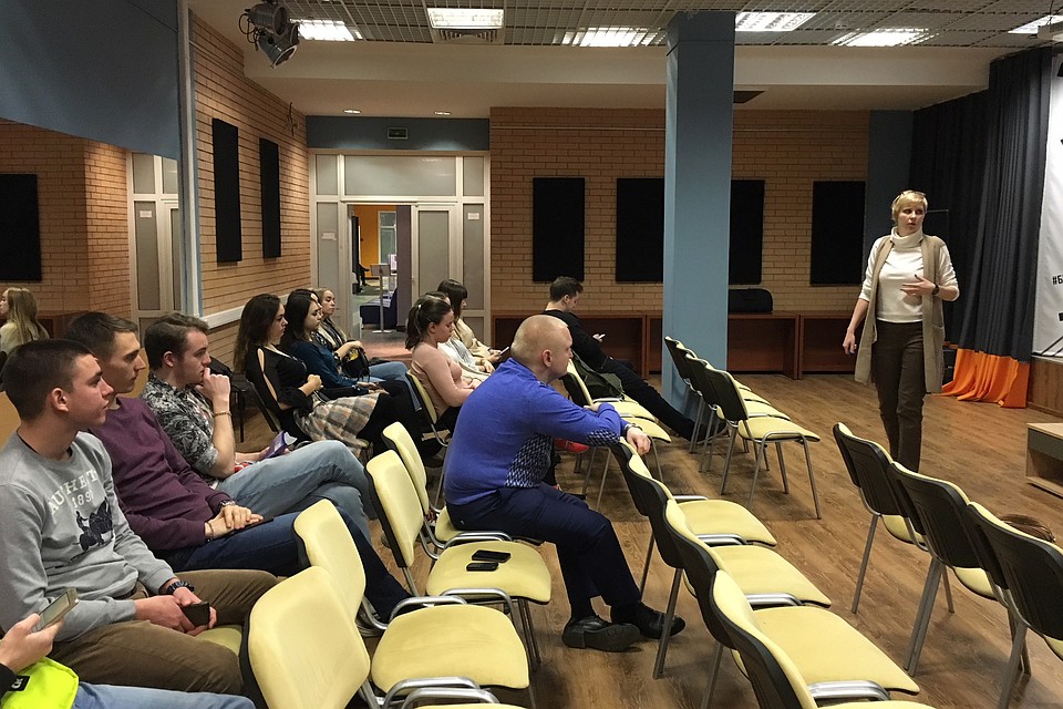 Елена Соколова, куратор программы семинаров Московского областного центра поддержки предпринимательства в Красногорске ведет занятие.